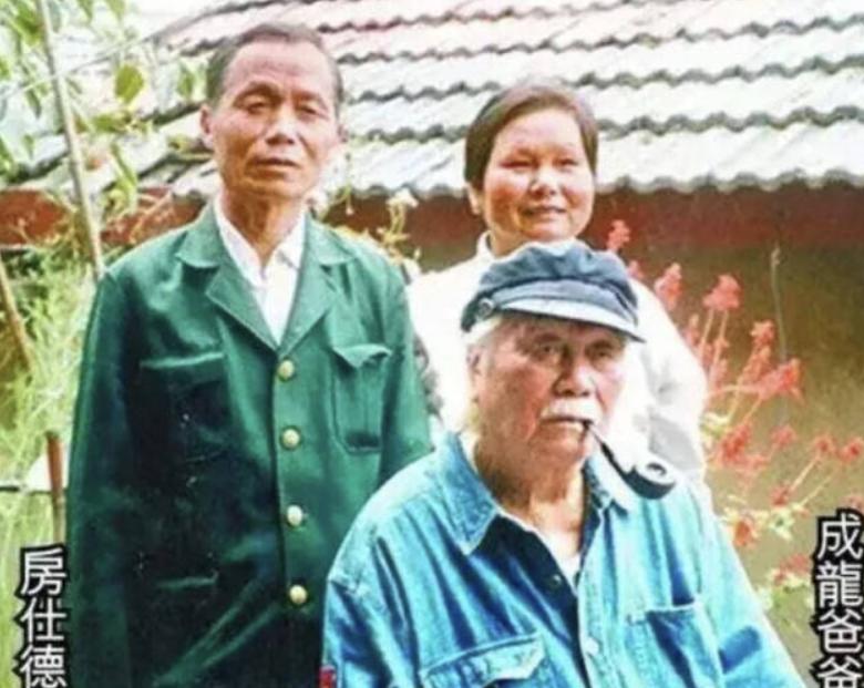 2008年，成龙的父亲在临终之际，向成龙爆出了一个大秘密：“其实，我们家祖上是一