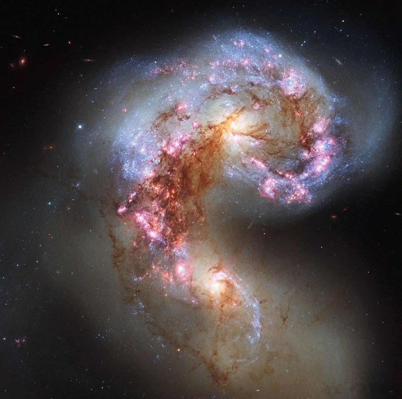 宇宙碰撞：触角星系（NGC4038和NGC4039）两个曾经宁静的螺旋星