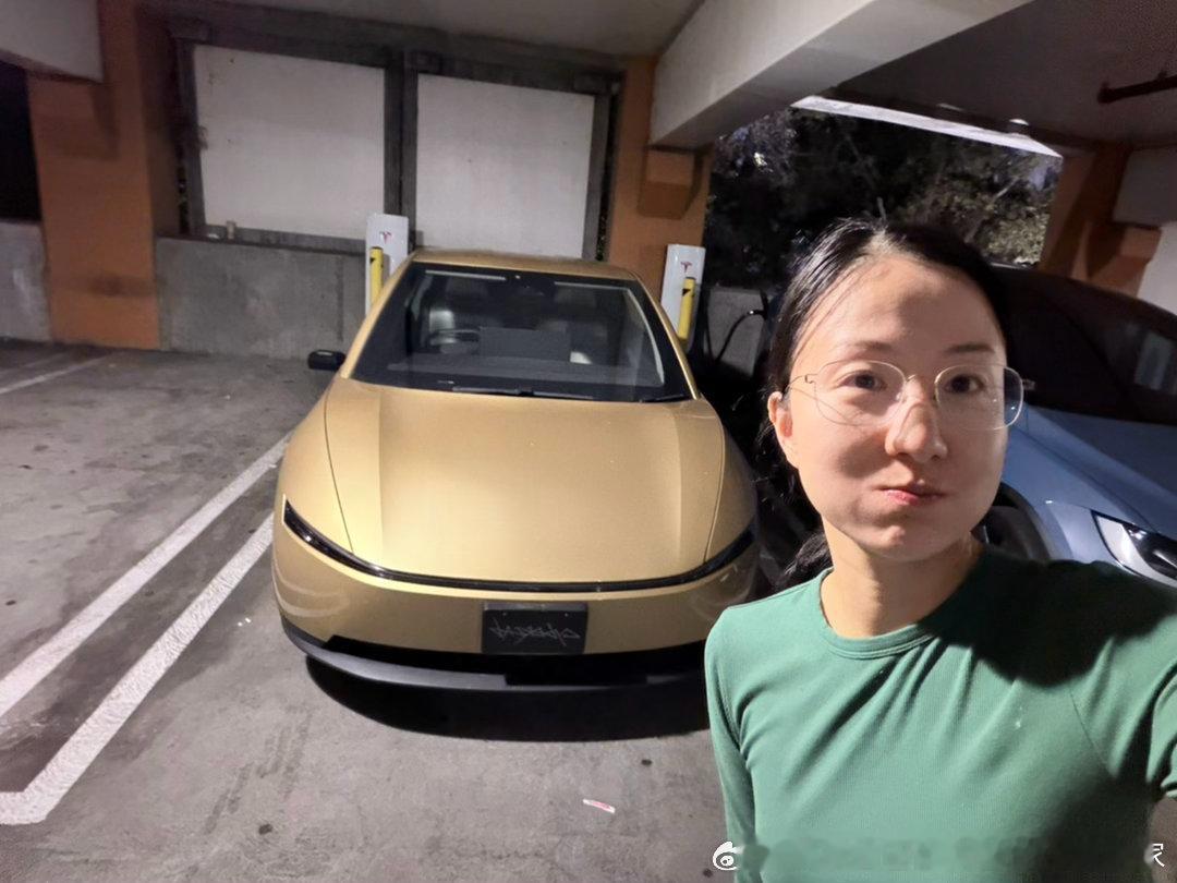 来充电遇到特斯拉员工来给cybercab充电[大笑]小小一辆有点可爱​