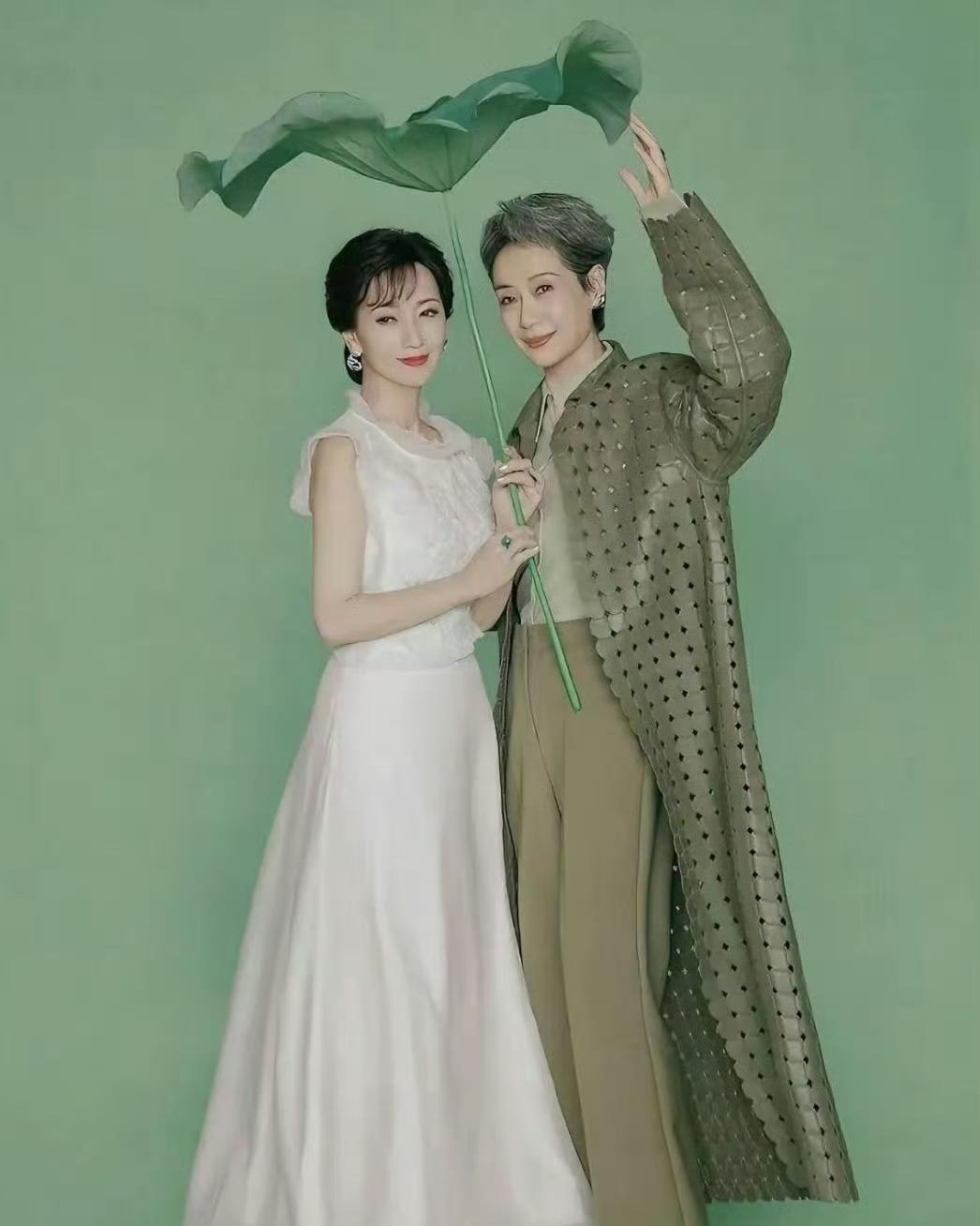 自然老去的叶童惊艳！不染发不化浓妆，一身很素的穿搭都能很优雅贵气！比70岁还XY