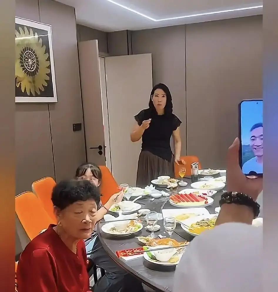 前两天老太太过寿，一家人正热热闹闹吃着饭，手机突然响了远在千里之外的二儿子怀