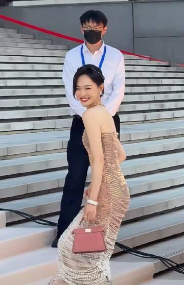 她就是幸福的模样，好的婚姻是会滋养人的，笑靥如花的具象化