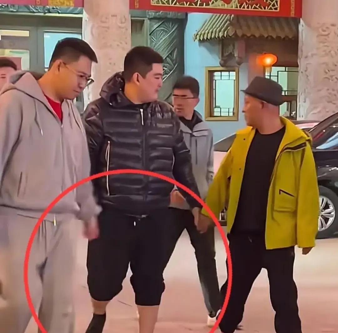 赵本山把演出大权交到儿子赵大牛手里，自己彻底退到幕后。去年冬天我在沈阳刘老根大