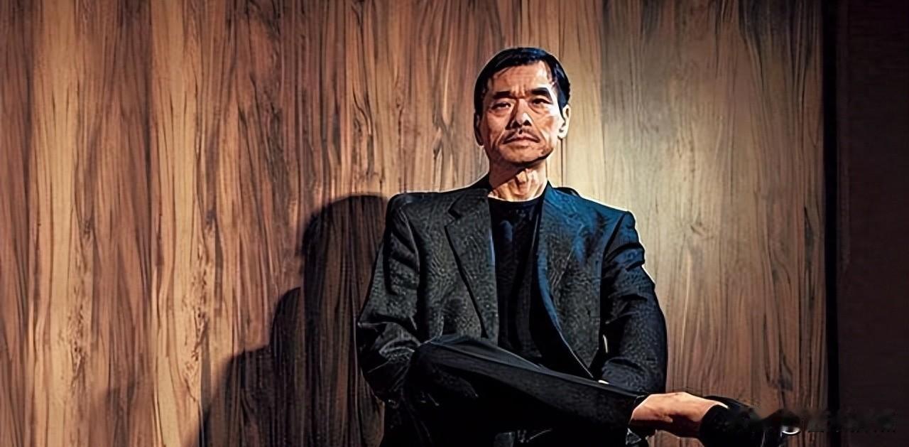珠海夜总会刚开门，警察就来了，潘志勇当场戴上手铐。他不是没想过安稳，只是老路子走