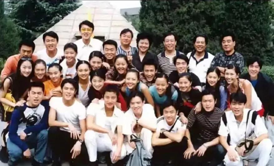一众人里，这么模糊，也能看出来黄圣依最好看