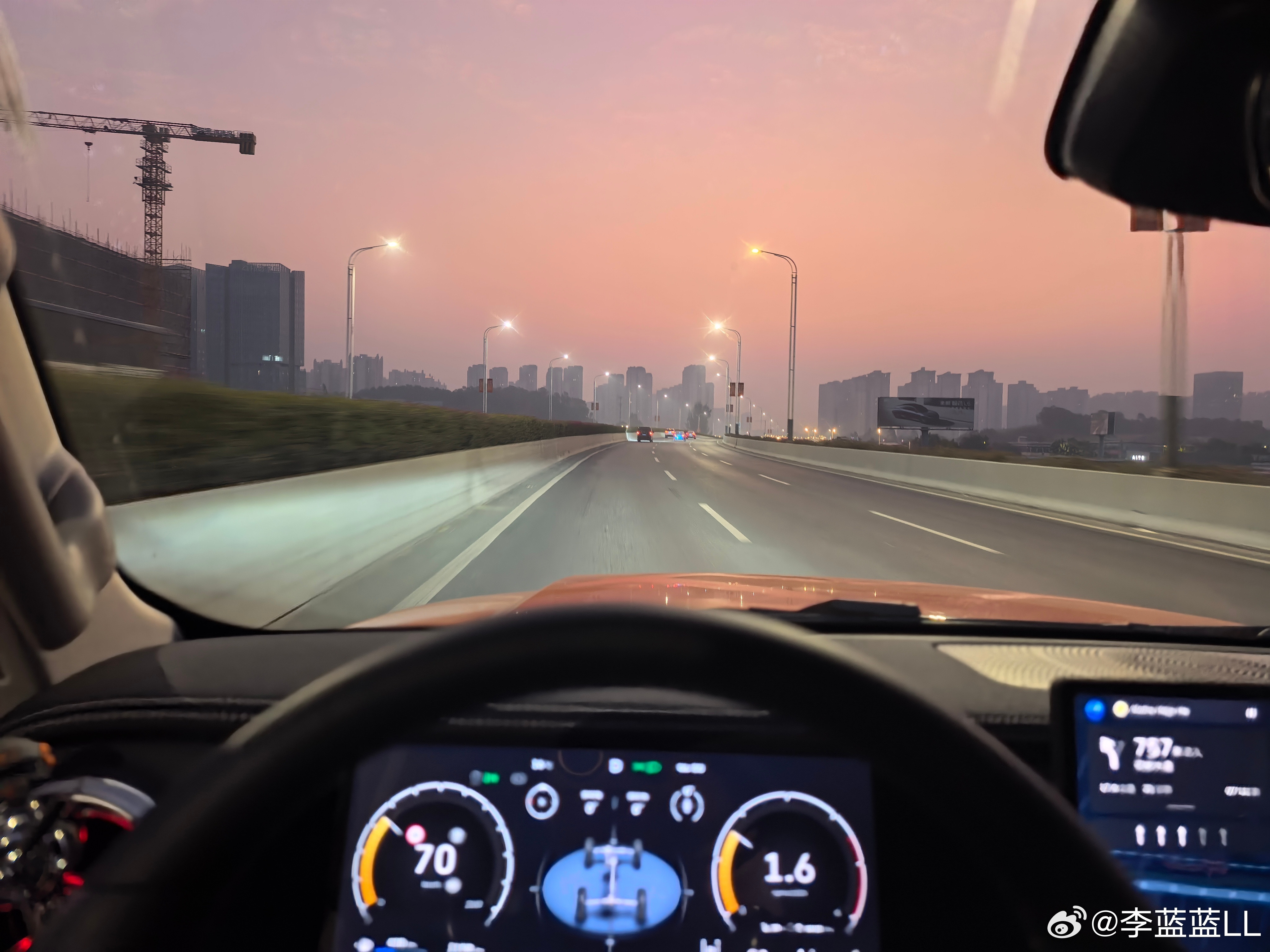 一大清早去机场，遇到一只欧拉好猫。好猫的侧面和屁股设计的非常成功。看起来跟同价位