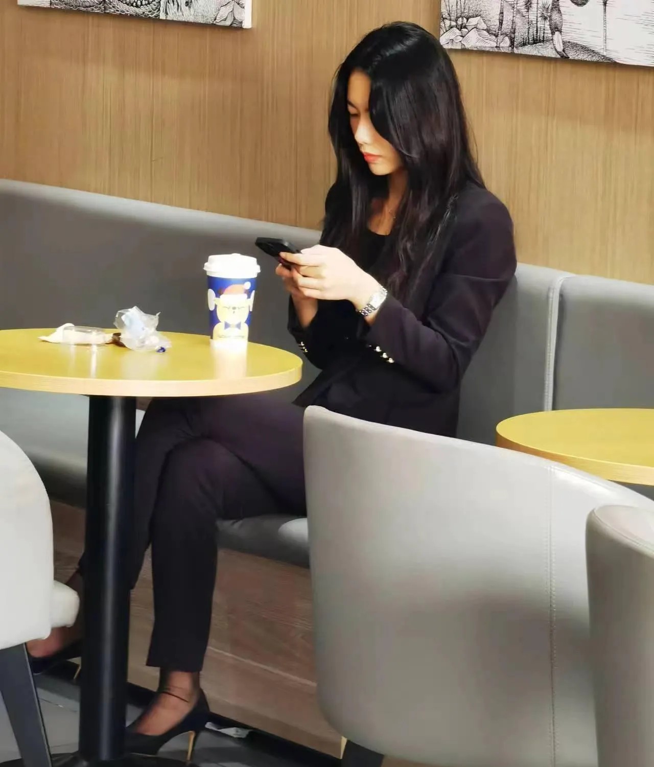 在咖啡店无意看到的，你能看出她的职业吗？