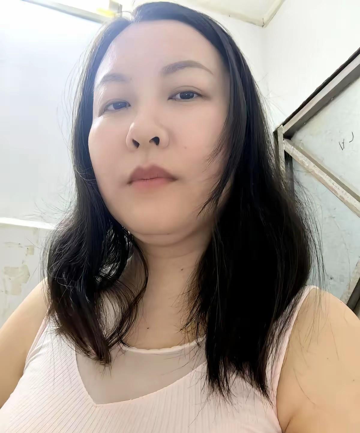 一个男人如果没有钱，那这辈子估计都找不到人结婚了；一个女人，哪怕她再穷，只要她肯