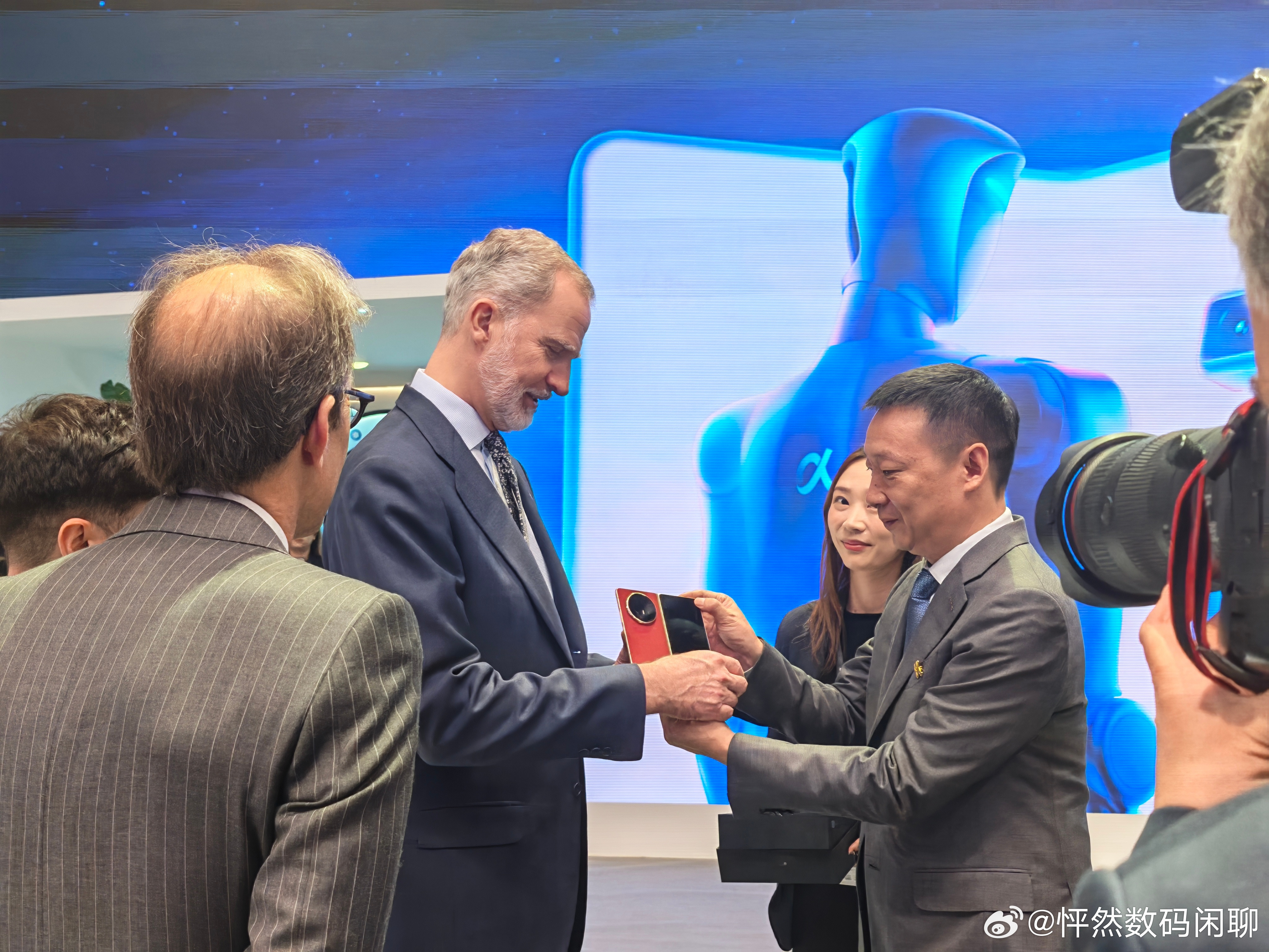 西班牙国王收到荣耀MagicV6荣耀MagicV6昨天在MWC展会现场，西班牙