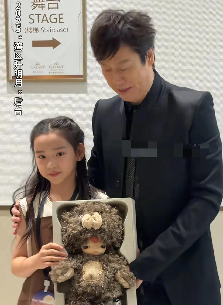 小酒窝，人见人爱太暖心了，解晓东在彩排期间专门给小酒窝去买了礼物，看得出来，解