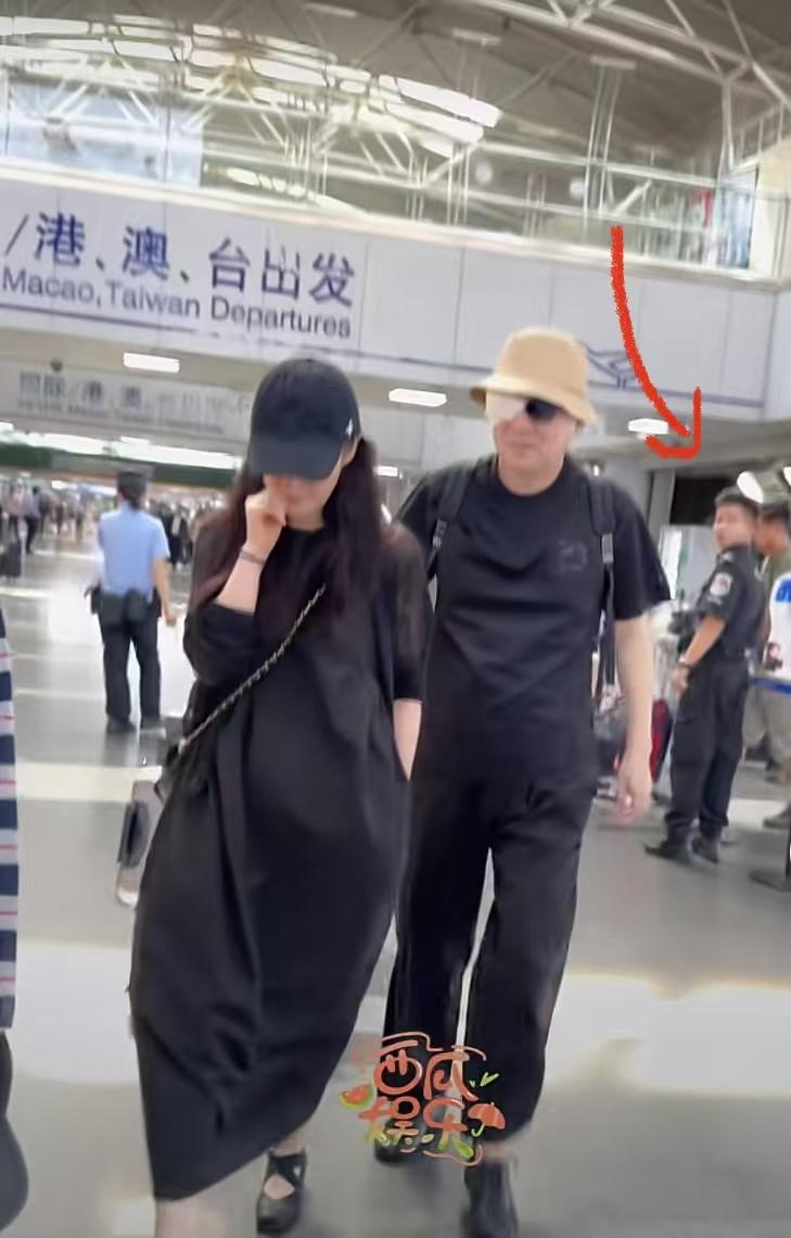 完了！陈建斌又惹祸了！在机场闹不和也是绝了！55岁的陈建斌出现在机场，一只眼睛