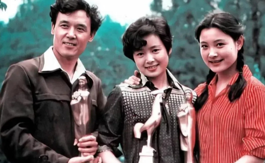 这张80年和张瑜、刘晓庆、达式常的合影，简直是时代的珍藏！八十年代是电影的黄金时