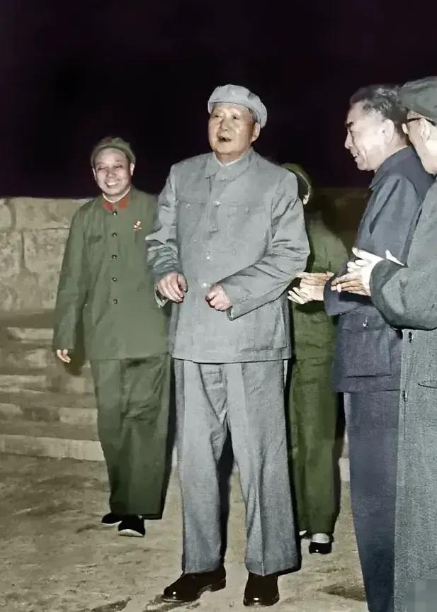 毛主席：“老实人，敢讲真话的人，归根到底，于人民事业有利，于自己也不吃亏。”