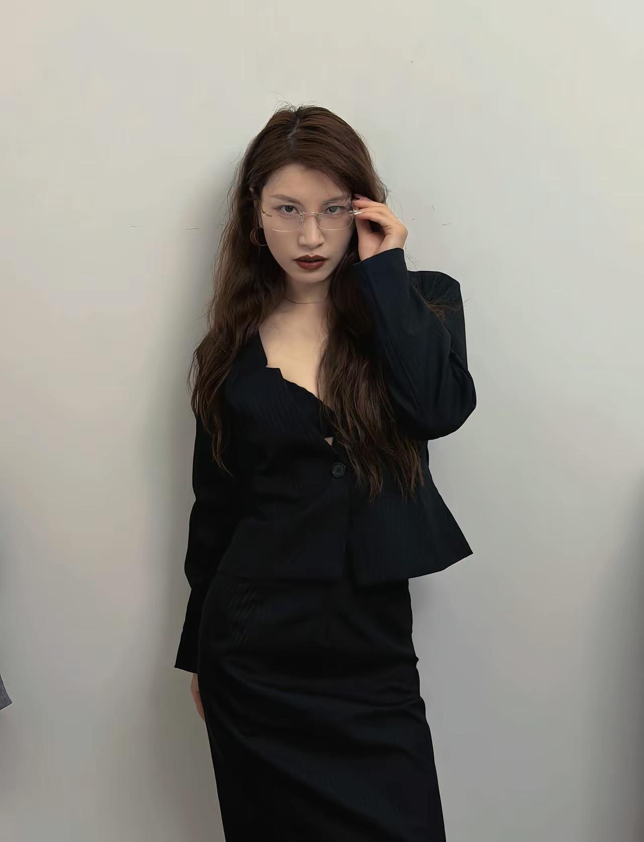 这美女一看就是厉害角色，不好惹啊！