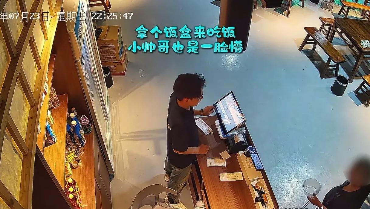 看哭了！洛阳，晚上10半，一饭店女老板给“要饭大爷”端了两个菜，没想到大爷的举动