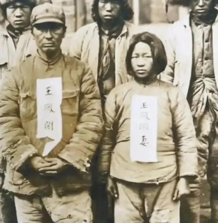 1937年吉林，王凤阁将军与妻子就义前留影，4岁幼子站在一旁。照片是鬼子拍的，为