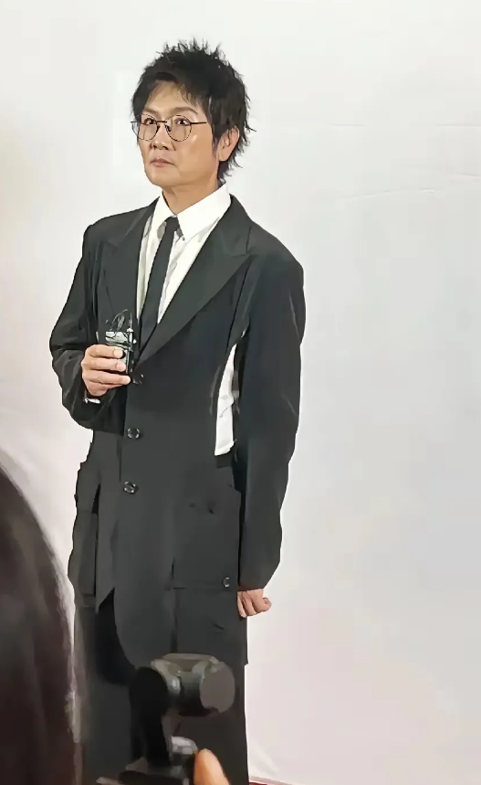 这张脸瘦到毫无肉感，不细看几乎没人能认出来！尽管身材成功瘦身，颜值可没有跟上去