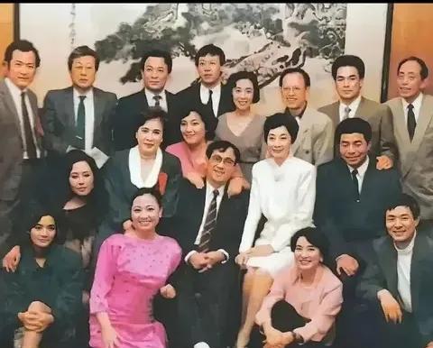 在一次聚会上，祝希娟、刘琼、秦怡老师都神采奕奕，着一袭开胸晚礼服。濮存说，第一次