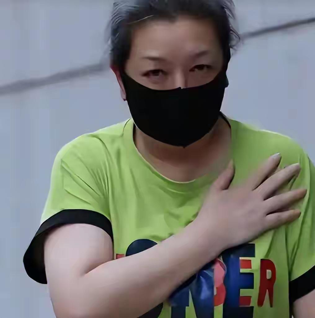 快六十岁的江珊老成这样了，体重有一百六十多斤，满头白发。江珊年轻时候也是出名的