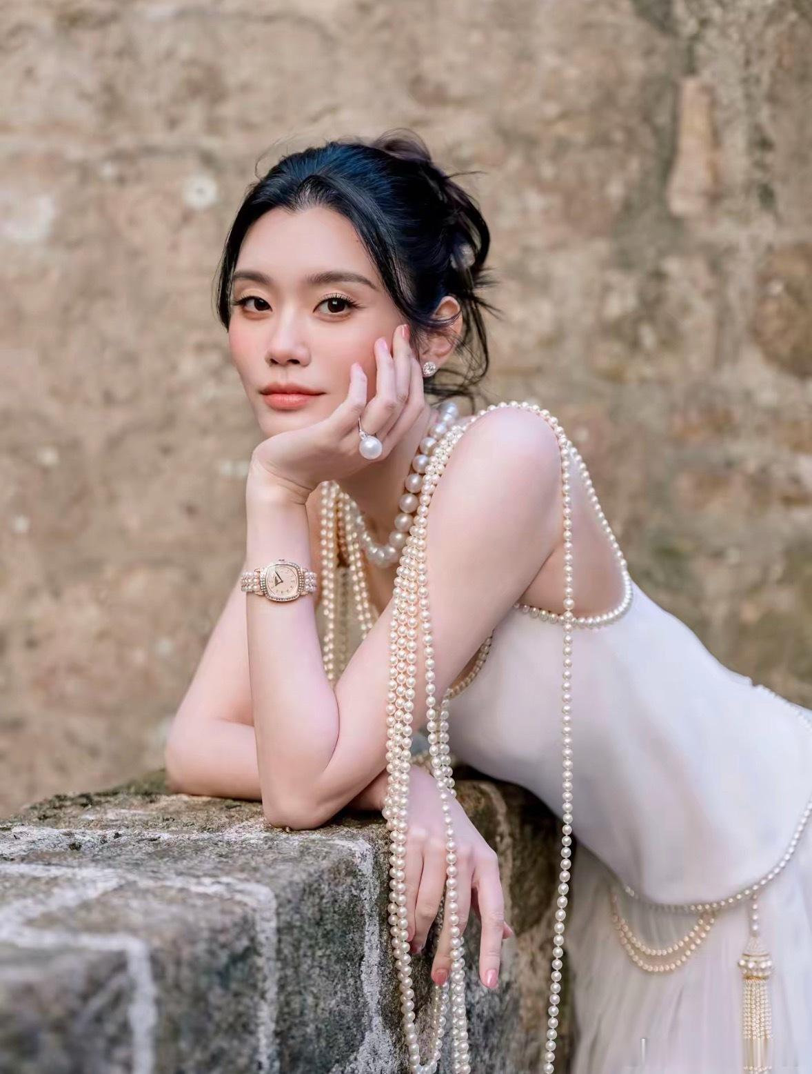 奚梦瑶戴了婆婆的珍珠项链2026年6月初，奚梦瑶与何猷君在法国多维尔补办迟来七年
