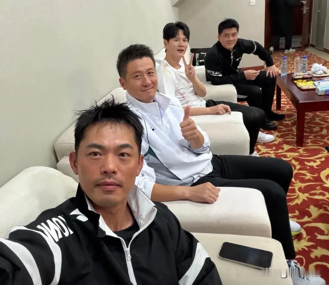 林丹，深夜发文！10月2号晚，林丹突然在个人社交平台上晒出一张4人合照，配文