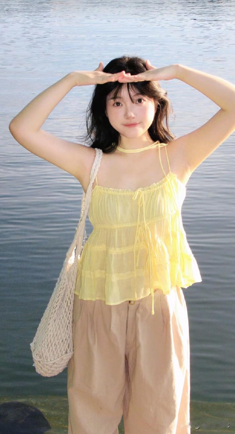 少女清新穿搭，黄色吊带裙搭配米色长裤，轻松惬意。