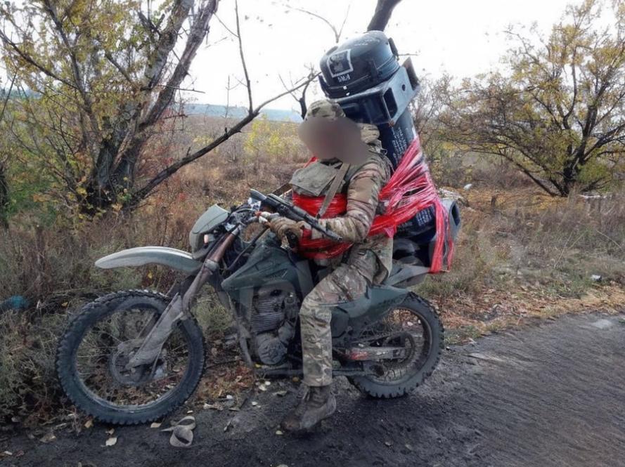 人肉炸弹也不用这么大的炮弹吧？一般来说，人肉炸弹都是背的一个很小型的炸弹，就足