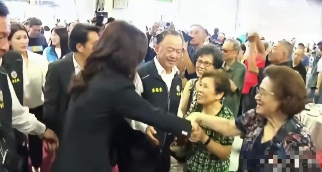 反差满满！七七纪念现场百姓簇拥郑丽文，政客却忙着划清界限！今天
