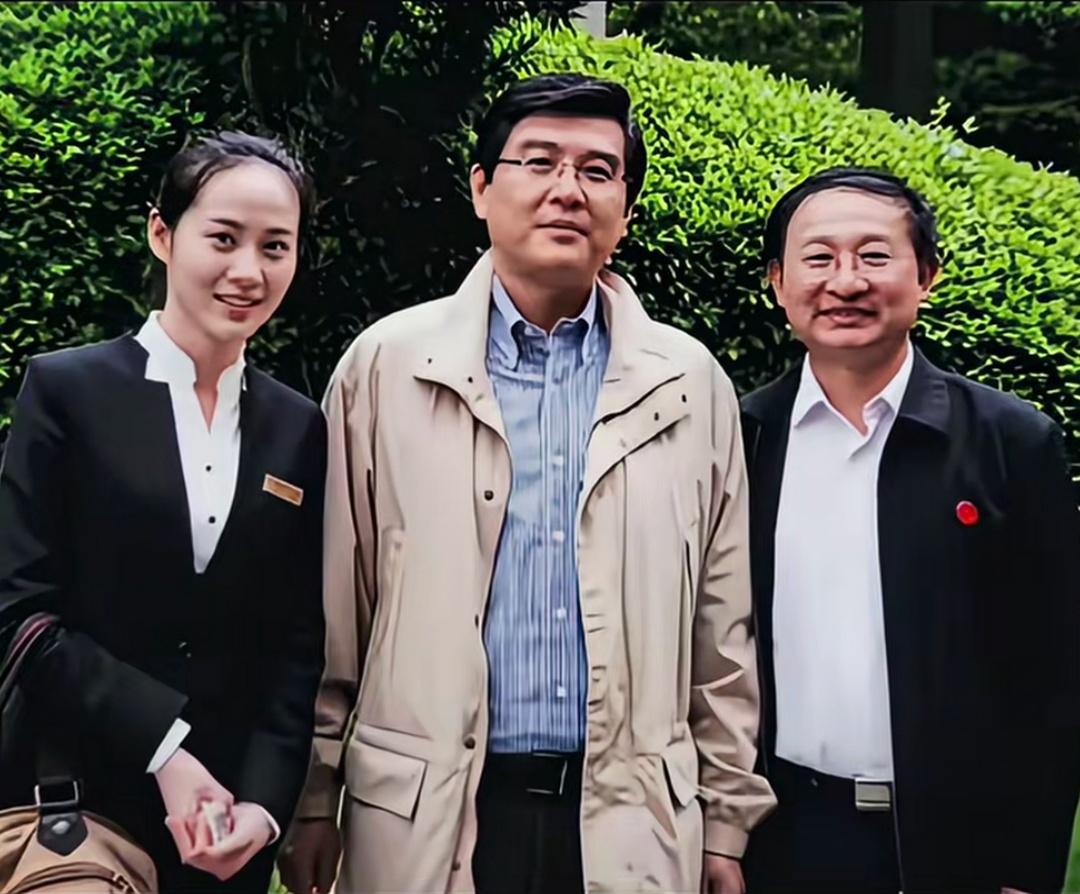 毛主席外孙孔继宁与袁文才后人的合影，如今袁文才曾孙女是井冈山讲解员。这张合