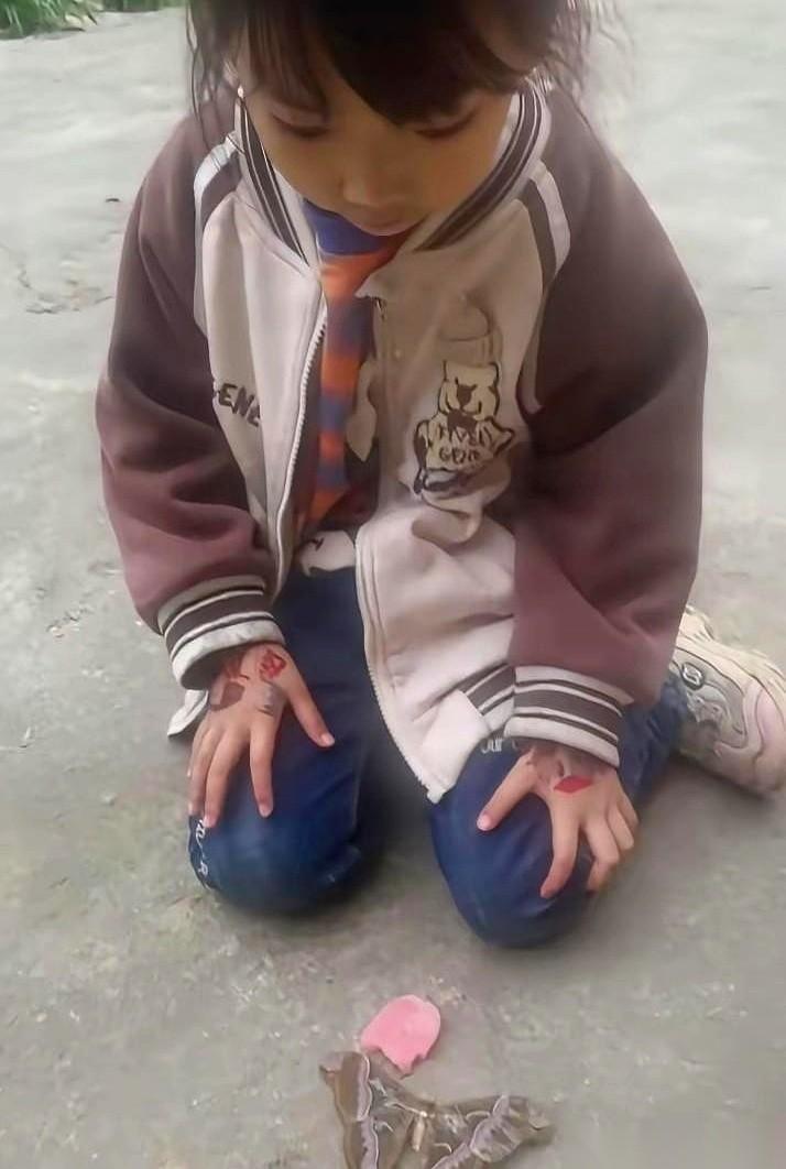 爷爷领着小孙女，去给过世一年的老伴儿上坟。火盆里，黄纸烧得正旺，烟一股一股往上