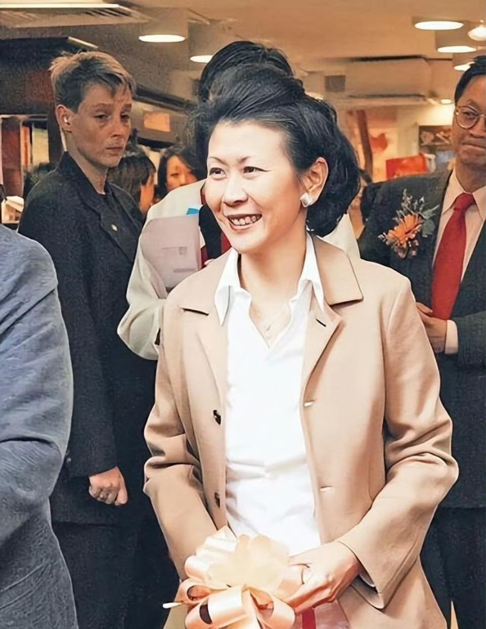 她明明知道李嘉诚不会娶她，仍死心塌地的跟在他身边，做他的红颜知己！周嘉诚和周凯