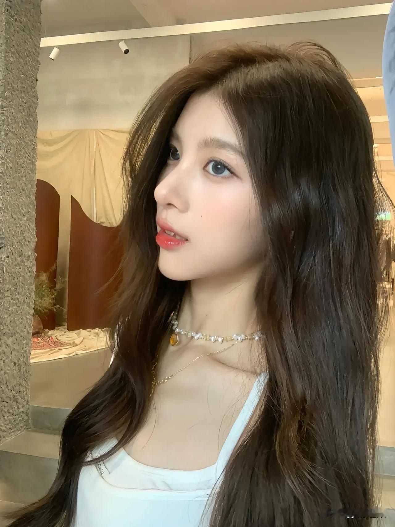 甜美少女风，温柔发丝，清新妆容，时尚项链，完美自拍