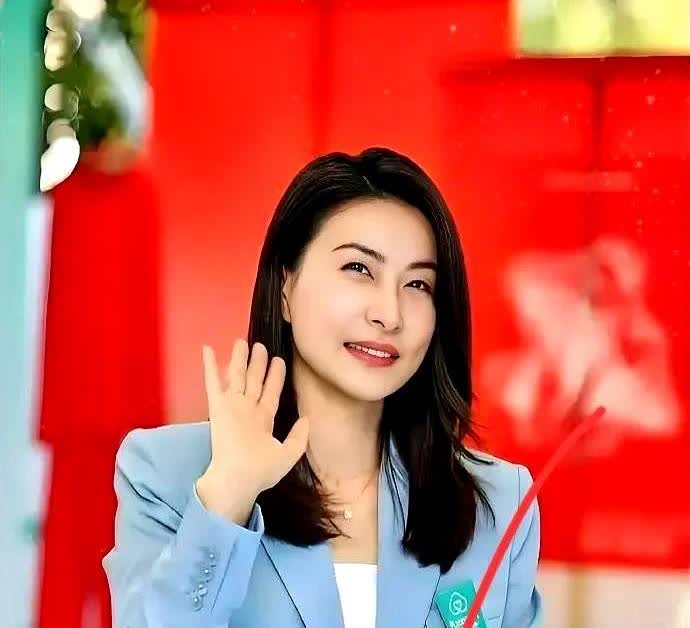 想当年霍家300亿遗产分割，那火药味浓得，大战一触即发。结果郭晶晶轻飘飘