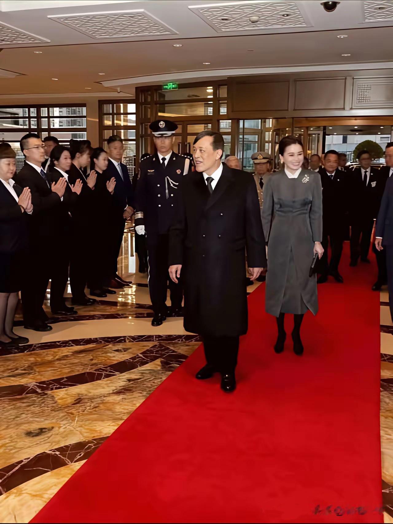 苏提达的气质太绝了！端庄不张扬，甜美不做作！苏提达王后算是衣锦还乡了，满脸藏