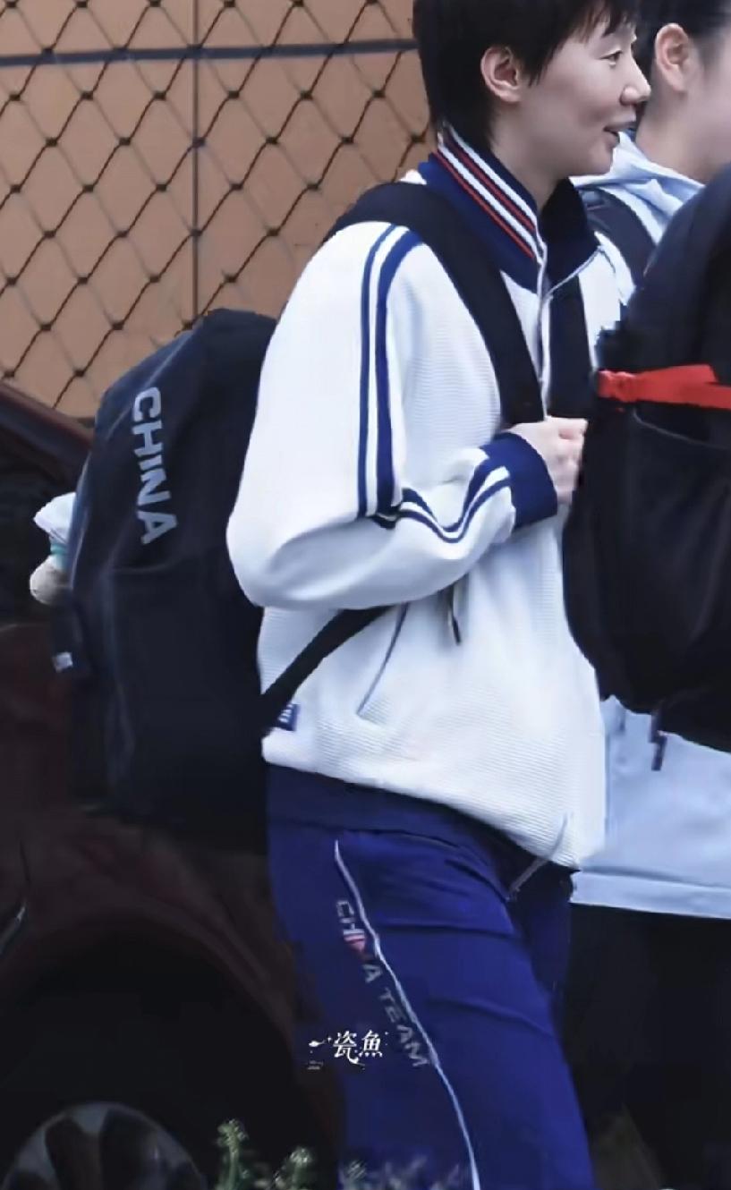 成都国乒训练基地，王曼昱与体能教练和徐奕、孟队医一起下训。下训往回走的曼昱看起