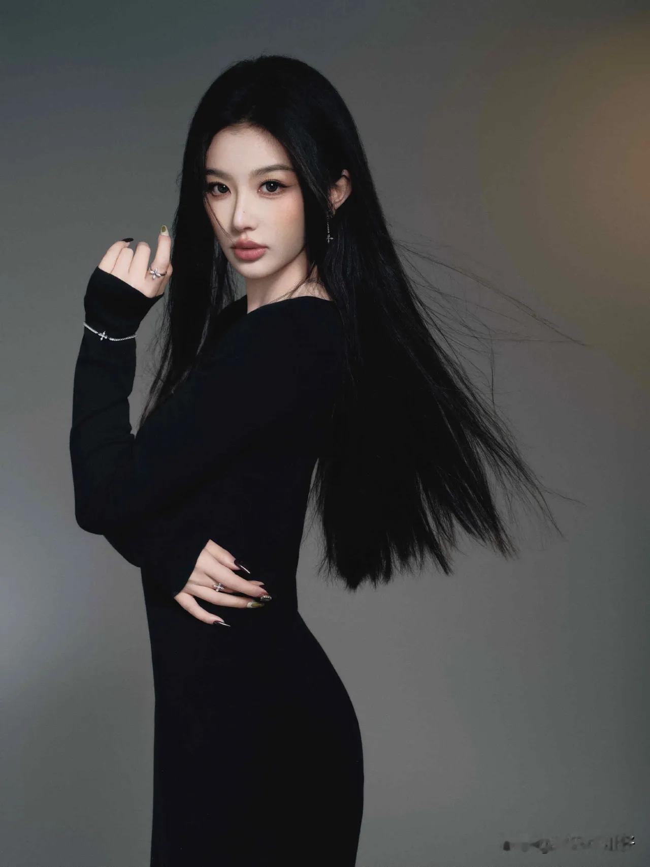 黑长直女神，优雅气质满分！她俩你喜欢谁[呲牙笑]黑长直背影少女黑长直发型女孩