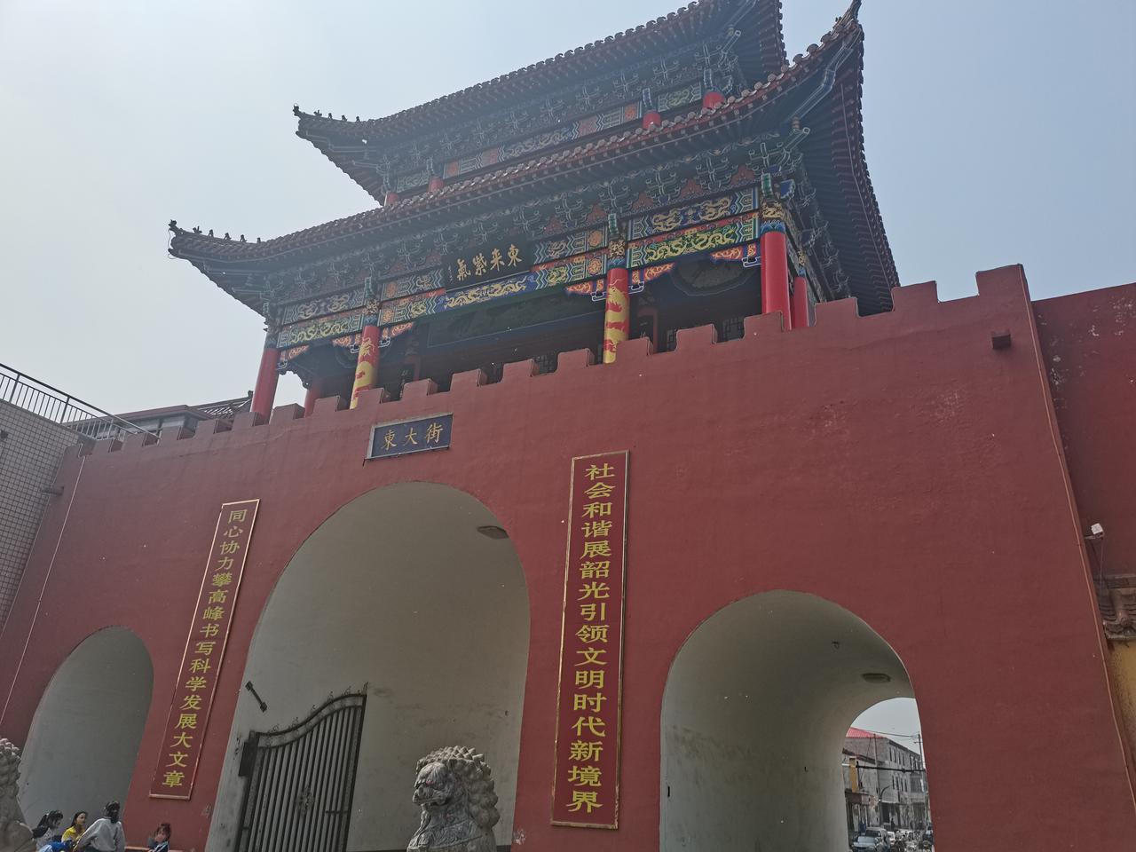 在邯郸永年区老城区东大街街口有一座泰山行宫属于邯郸市文物保护单位分为前