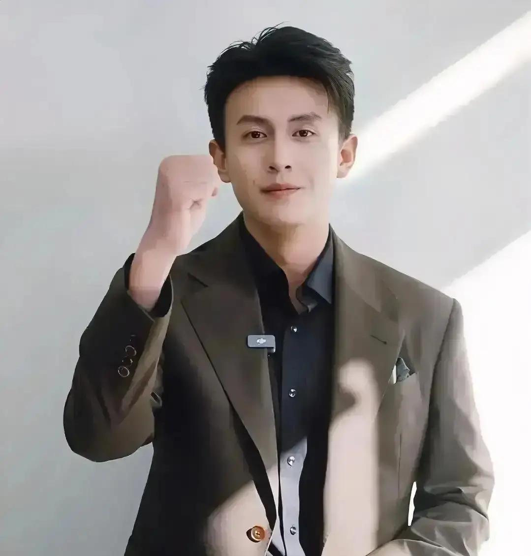 顶流被品牌退货只因粉丝吵架去年某顶流官宣国际美妆，三天后解约。品牌内部表流