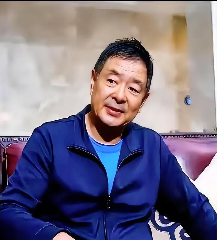 我那个做养老护理的朋友，直接跟我说了句大实话——“网上都在夸濮存昕那根布带是