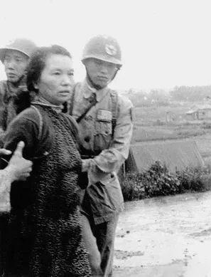 1946年5月，地下党员朱谌之接受组织安排，前往香港合众公司工作。她曾经两次被捕