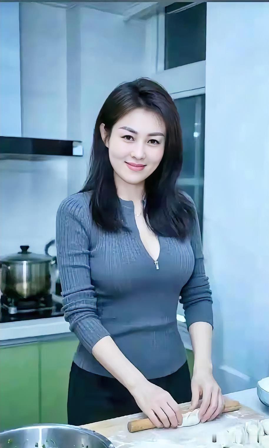 灰衣素雅，巧手翻飞。面粉轻扬间，笑意温婉，寻常烟火亦成诗，将生活谱写成最动人的乐