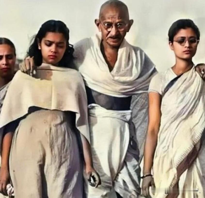 印度圣雄甘地为了锻炼自己禁欲的忍耐力，和自己的孙女、侄媳妇同床共枕，结果每一次都