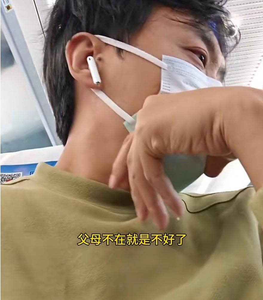 宝妈带着3岁的孩子，所以把高铁座椅放倒一些。后面的年轻女孩因把行李箱放在座位中间