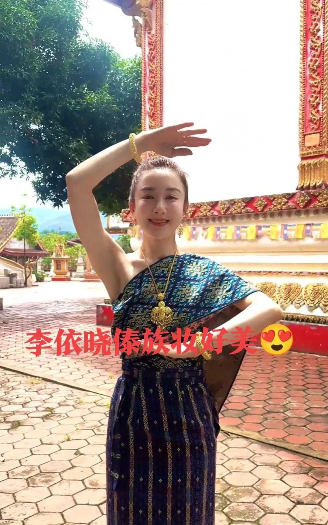 李依晓的脸型和发型服装完美组合，美极了[吐舌头眯眼睛笑]她在我的脑海中既漂亮又温柔，歌也唱