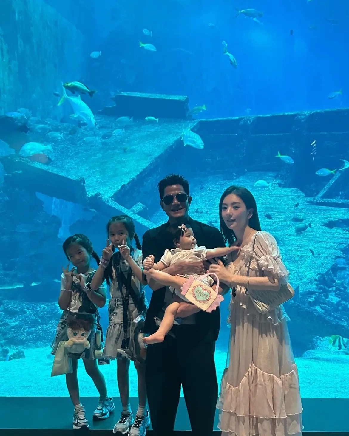 郭富城方媛夫妻终于大方晒娃了，这三个女孩的颜值简直不得了，也难怪郭富城那么爱他老