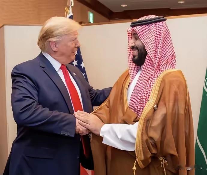 沙特王储萨勒曼访美受到特朗普最高礼仪待遇。这和拜登时期的遭遇迥异，当时的拜登甚