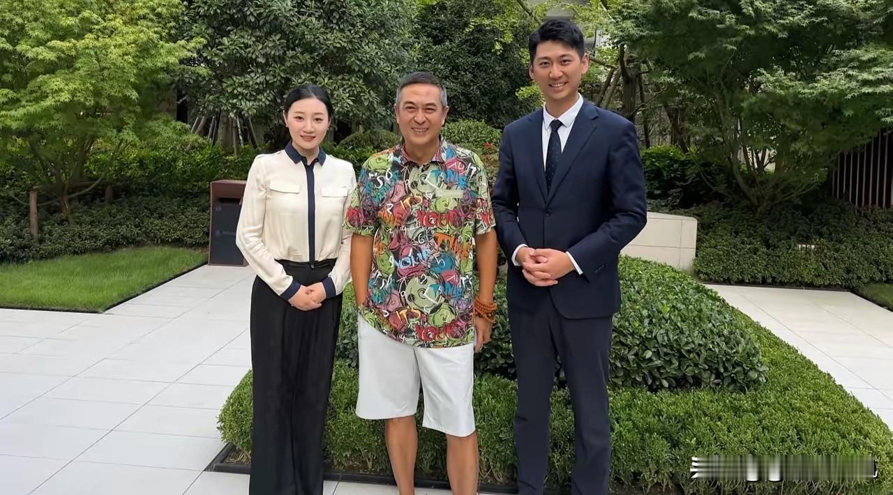 张嘉益，引发热议！8月17日西安玫瑰邸的偶遇路透，刚传出来就冲上了本地