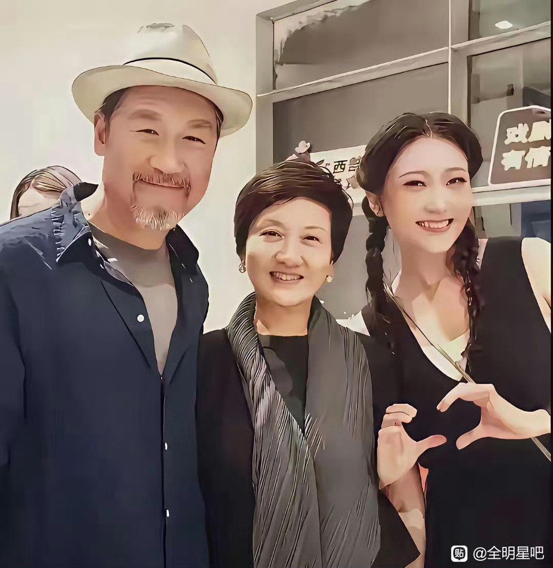 张国立夫妇收养的闺女张可碹长大了，眉眼间像极了张国立，邓婕对她视如己出，引起网友热议！​