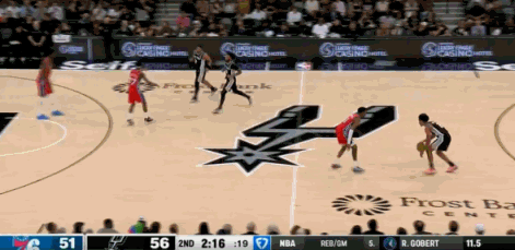 文班亚马打球完全就是在作弊……这种三分球谁能盖到啊？看看这个球：文班亚马的