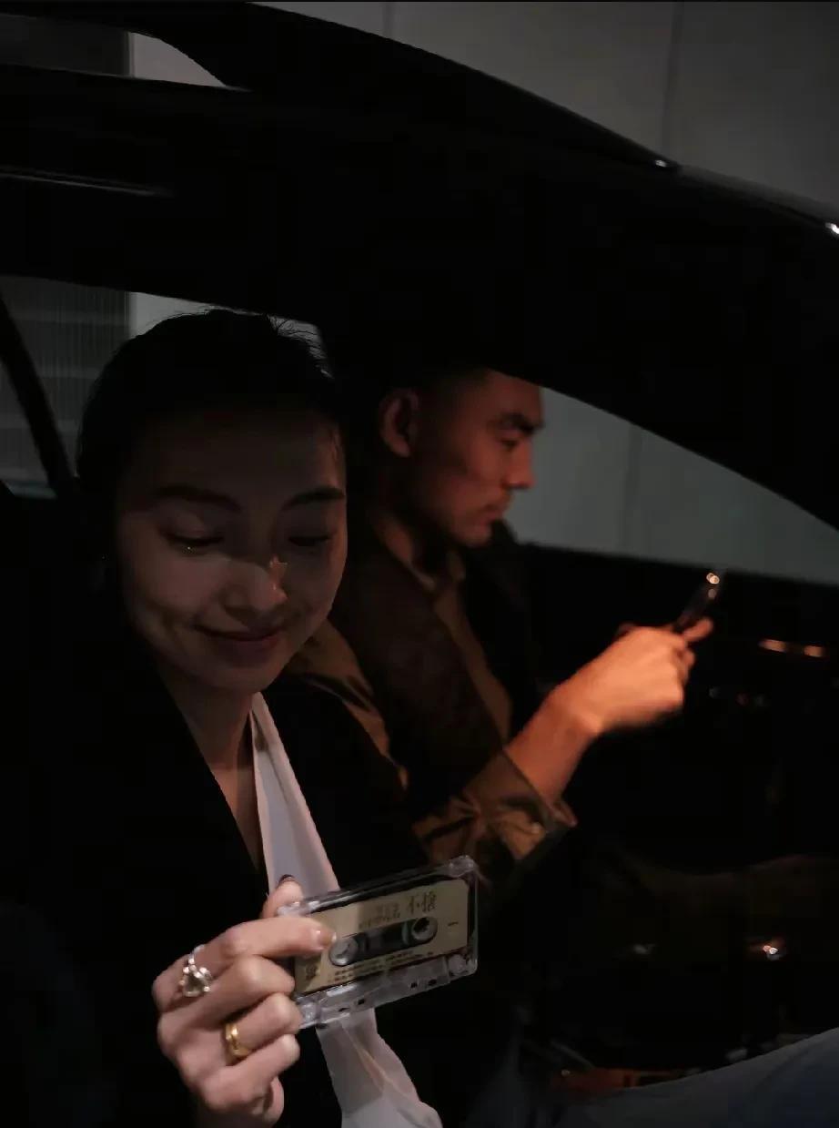 李晓旭露富“不装了”，他和老婆休赛期光顾名车俱乐部，合影晒出多辆豪车，还不许球迷